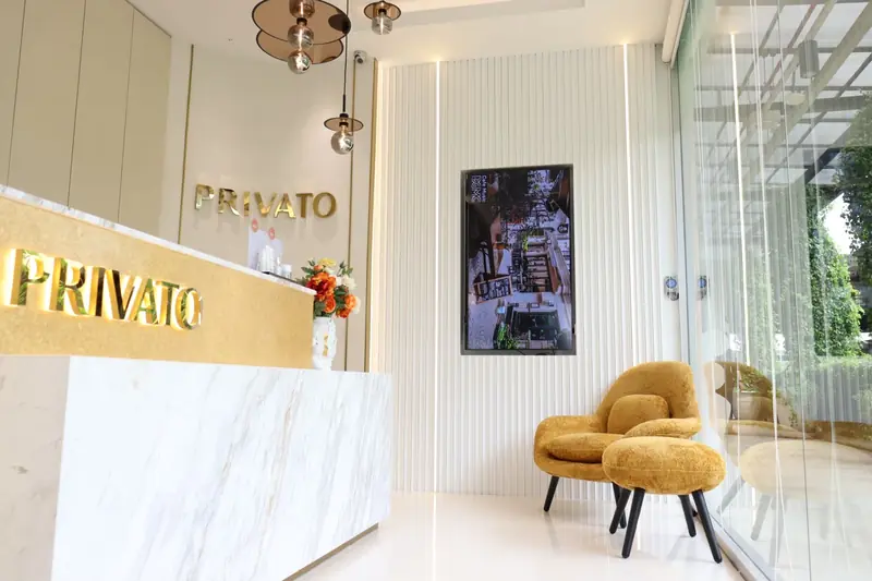 Gold Privato reception desk at Privato Clinic Ratchaphruek, a Sofwave clinic in Nonthaburi
