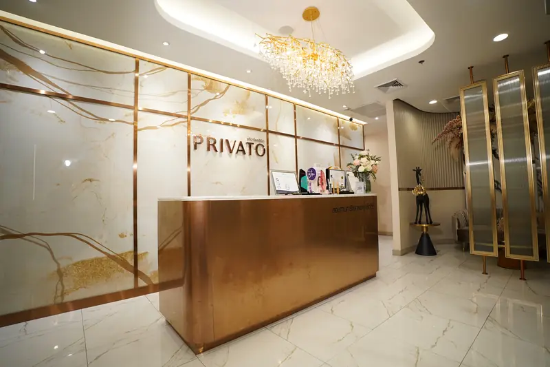 Reception and crystal chandelier at Privato Clinic Silom, a Sofwave clinic in Bangkok