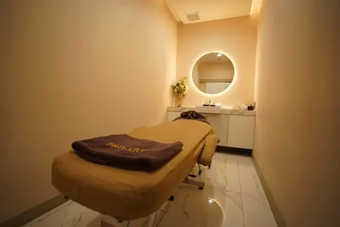 Private treatment room with a warm-lit mirror at Privato Clinic Silom